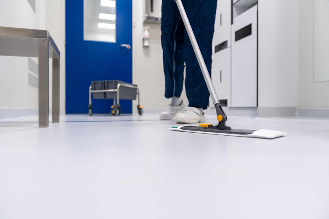 expertise-01 Cleaner cleaning the floor in a laboratory environment